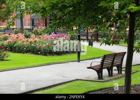 Park Square, Leeds, Großbritannien. Öffentlicher georgianischer Platz mit Rosengarten. Stockfoto