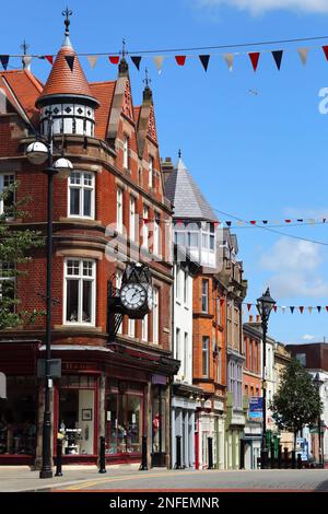 ROTHERHAM, Großbritannien - 10. JULI 2016: Blick auf die Straße in der Innenstadt von Rotherham, Großbritannien. Rotherham ist eine große Stadt in South Yorkshire mit 109.691 Einwohnern. Stockfoto