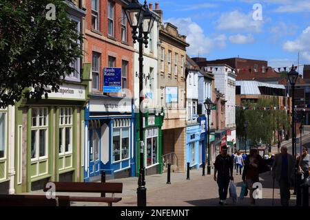 ROTHERHAM, Großbritannien - 10 JULI 2016: Menschen in Rotherham, Großbritannien. Rotherham ist eine große Stadt in South Yorkshire mit einer Bevölkerung von 109,691 Menschen. Stockfoto