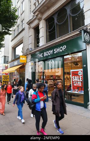 LONDON, Großbritannien - 6. JULI 2016: People Walk by Body Shop, Oxford Street in London. Body Shop ist Teil der berühmten L'Oreal Gruppe. Stockfoto