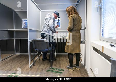 DEN HAAG - Eine sehbehinderte Person während eines Übungstages für blinde und sehbehinderte Wähler im Vorfeld der Provinzstaaten- und Wasservorstandswahlen. ANP JEROEN JUMELET niederlande raus - belgien raus Stockfoto