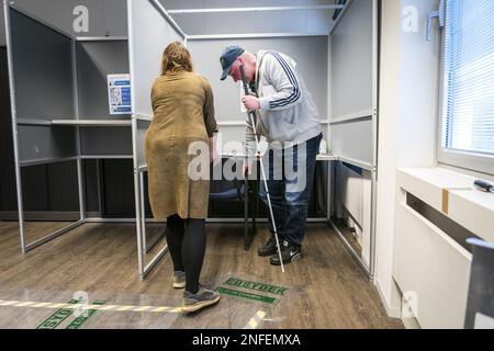 DEN HAAG - Eine sehbehinderte Person während eines Übungstages für blinde und sehbehinderte Wähler im Vorfeld der Provinzstaaten- und Wasservorstandswahlen. ANP JEROEN JUMELET niederlande raus - belgien raus Stockfoto