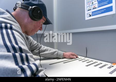 DEN HAAG - Eine sehbehinderte Person während eines Übungstages für blinde und sehbehinderte Wähler im Vorfeld der Provinzstaaten- und Wasservorstandswahlen. ANP JEROEN JUMELET niederlande raus - belgien raus Stockfoto