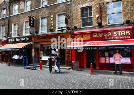 LONDON, Großbritannien - 6. JULI 2016: die Menschen besuchen Chinatown von London, Großbritannien. Es gibt eine Minderheit von 433.000 Britische Chinesen in Großbritannien. Stockfoto