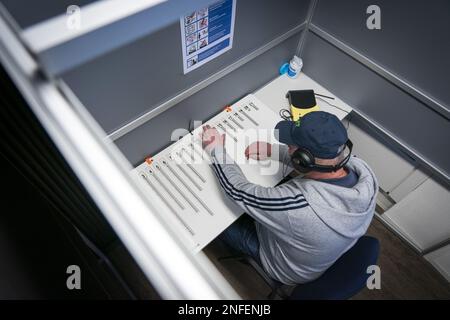 DEN HAAG - Eine sehbehinderte Person während eines Übungstages für blinde und sehbehinderte Wähler im Vorfeld der Provinzstaaten- und Wasservorstandswahlen. ANP JEROEN JUMELET niederlande raus - belgien raus Stockfoto