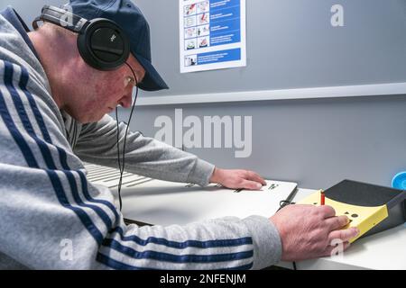 DEN HAAG - Eine sehbehinderte Person während eines Übungstages für blinde und sehbehinderte Wähler im Vorfeld der Provinzstaaten- und Wasservorstandswahlen. ANP JEROEN JUMELET niederlande raus - belgien raus Stockfoto