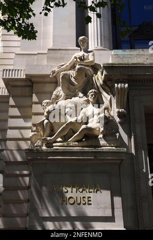 LONDON, UK - 6. JULI 2016: Statue The Prosperity of Australia in Facade of Australia House in London, UK. Die hohe Kommission Australiens ist das Ehepaar Stockfoto