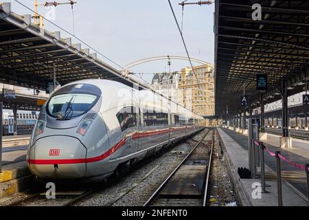 Paris. Frankreich, 16/02/2023, TGV-/ICE-Zug am Gare de L'Est, dem Ostbahnhof in Paris, an dem am 16. Februar 2022 in Paris Schnellzüge ankommen. © Peter Schatz / Alamy Live News Stockfoto