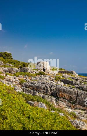 Gagliano del Capo. Das wunderschöne Panorama auf dem blauen Meer, von den felsigen Klippen von Salento. Ein altes Steintrullo. Der Naturpfad, der von der führt Stockfoto