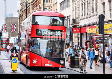 LONDON, Großbritannien - 6. JULI 2016: People Ride New Routemaster Bus in Oxford Street, London. Der Hybrid-Diesel-Elektro-Bus ist eine neue, moderne Version des Klassikers Stockfoto