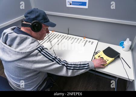 DEN HAAG - Eine sehbehinderte Person während eines Übungstages für blinde und sehbehinderte Wähler im Vorfeld der Provinzstaaten- und Wasservorstandswahlen. ANP JEROEN JUMELET niederlande raus - belgien raus Stockfoto