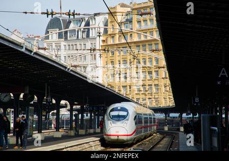 Paris. Frankreich, 16/02/2023, TGV-/ICE-Zug am Gare de L'Est, dem Ostbahnhof in Paris, an dem am 16. Februar 2022 in Paris Schnellzüge ankommen. © Peter Schatz / Alamy Live News Stockfoto