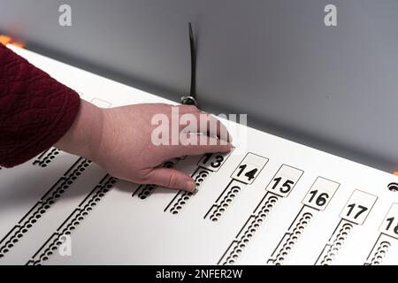 DEN HAAG - Eine sehbehinderte Person während eines Übungstages für blinde und sehbehinderte Wähler im Vorfeld der Provinzstaaten- und Wasservorstandswahlen. ANP JEROEN JUMELET niederlande raus - belgien raus Stockfoto