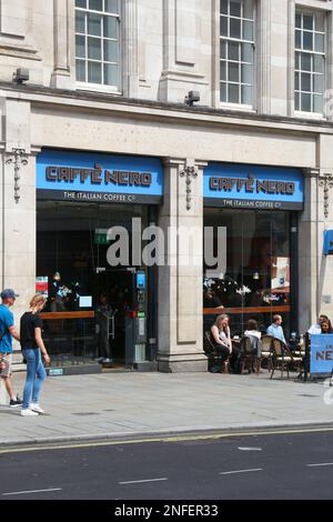 LONDON, Großbritannien - 7. JULI 2016: Menschen laufen durch Caffe Nero in London. Es gibt rund 1.500 Coffee Shops in London. Stockfoto