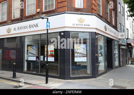 LONDON, Vereinigtes Königreich - 7. JULI 2016: Zweigstelle der Al Rayan Bank in London. Al Rayan Bank wurde als Islamic Bank of Britain gegründet und konzentriert sich auf die Einhaltung der Vorschriften der Scharia Stockfoto