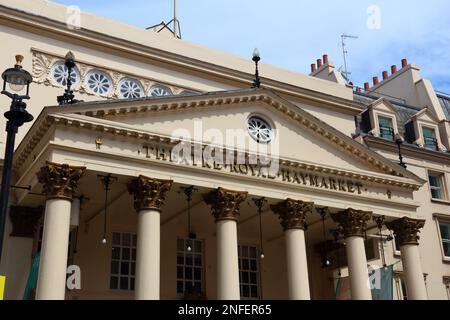 LONDON, Großbritannien - 7. JULI 2016: Theatre Royal Haymarket in London, Großbritannien. Das Theater ist seit 1720 in der Londoner Kulturszene präsent. Stockfoto