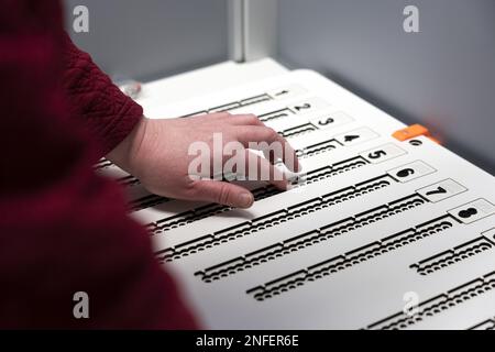 DEN HAAG - Eine sehbehinderte Person während eines Übungstages für blinde und sehbehinderte Wähler im Vorfeld der Provinzstaaten- und Wasservorstandswahlen. ANP JEROEN JUMELET niederlande raus - belgien raus Stockfoto