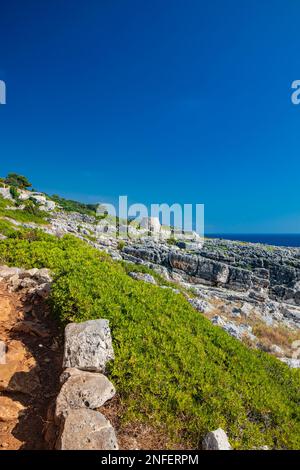 Gagliano del Capo. Das wunderschöne Panorama auf dem blauen Meer, von den felsigen Klippen von Salento. Ein altes Steintrullo. Der Naturpfad, der von der führt Stockfoto