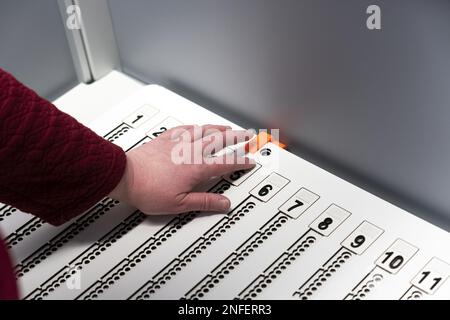 DEN HAAG - Eine sehbehinderte Person während eines Übungstages für blinde und sehbehinderte Wähler im Vorfeld der Provinzstaaten- und Wasservorstandswahlen. ANP JEROEN JUMELET niederlande raus - belgien raus Stockfoto