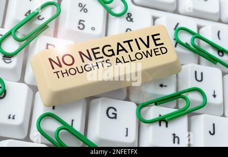 Handgeschriebener Text Negative Gedanken sind nicht zulässig. Ein Wort für immer positive, motivierte, inspirierte, gute Stimmung Stockfoto