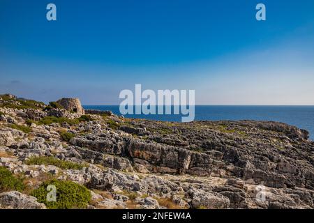 Gagliano del Capo. Das wunderschöne Panorama auf dem blauen Meer, von den felsigen Klippen von Salento. Ein altes Steintrullo. Der Naturpfad, der von der führt Stockfoto