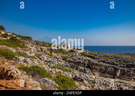 Gagliano del Capo. Das wunderschöne Panorama auf dem blauen Meer, von den felsigen Klippen von Salento. Ein altes Steintrullo. Der Naturpfad, der von der führt Stockfoto