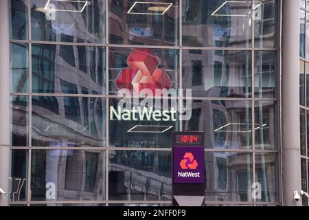 London, Großbritannien. 17. Februar 2023 Außenansicht der Zentrale von NatWest in Bishopsgate. NatWest verzeichnete den größten Gewinn seit 2007, wobei CEO Alison Rose Berichten zufolge 2022 eine Vergütung in Höhe von 5,2m Mio. GBP erhielt. Kredit: Vuk Valcic/Alamy Live News Stockfoto
