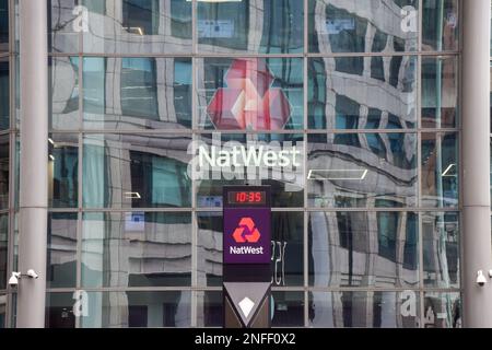 London, Großbritannien. 17. Februar 2023 Außenansicht der Zentrale von NatWest in Bishopsgate. NatWest verzeichnete den größten Gewinn seit 2007, wobei CEO Alison Rose Berichten zufolge 2022 eine Vergütung in Höhe von 5,2m Mio. GBP erhielt. Kredit: Vuk Valcic/Alamy Live News Stockfoto