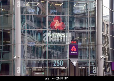 London, Großbritannien. 17. Februar 2023 Außenansicht der Zentrale von NatWest in Bishopsgate. NatWest verzeichnete den größten Gewinn seit 2007, wobei CEO Alison Rose Berichten zufolge 2022 eine Vergütung in Höhe von 5,2m Mio. GBP erhielt. Kredit: Vuk Valcic/Alamy Live News Stockfoto