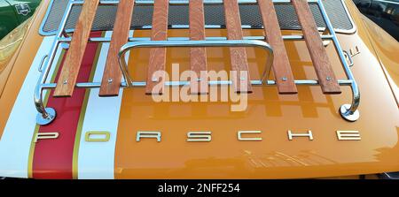 Porsche 911-Logo, Maskottchen, Motorhaubenschmuck, Motorhaubenschmuck, Kühlerdeckel, Motormaskottchen, Fahrzeugzeichen, Stockfoto