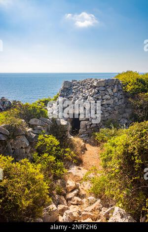 Gagliano del Capo. Das wunderschöne Panorama auf dem blauen Meer, von den felsigen Klippen von Salento. Ein altes Steintrullo. Der Naturpfad, der von der führt Stockfoto