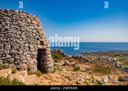 Gagliano del Capo. Das wunderschöne Panorama auf dem blauen Meer, von den felsigen Klippen von Salento. Ein altes Steintrullo. Der Naturpfad, der von der führt Stockfoto