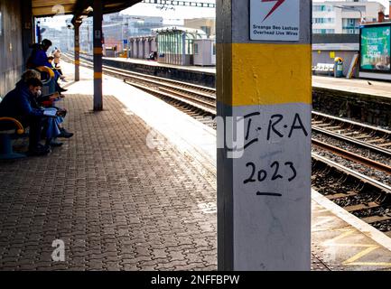 Unterschreiben Sie auf dem Bahnsteig einer DART-Station in Dublin Stockfoto