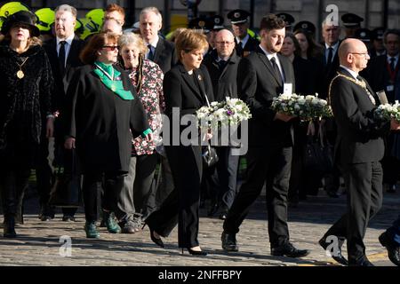 Edinburgh, Schottland, Großbritannien. 17. Februar 2023 Die Öffentlichkeit und die Feuerwehrleute erweisen heute bei der Beerdigung des Feuerwehrmanns Barry Martin in der St. Giles Cathedral auf der Royal Mile in Edinburgh Respekt. Herr Martin starb nach einem Brand im ehemaligen Jenners-Kaufhaus, das zum Zeitpunkt des Brandes neu entwickelt wurde. Bild: Erste Ministerin Nicola Sturgeon kommt an der Kathedrale von St. Gile an. Iain Masterton/Alamy Live News Stockfoto