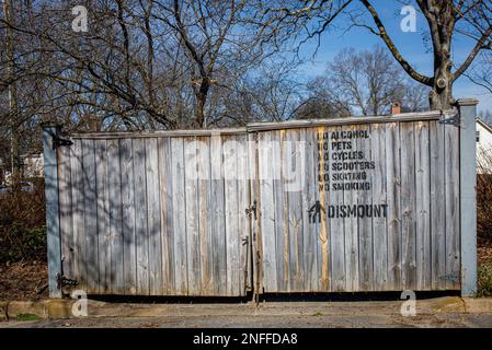 HICKORY, NC, USA-14. FEBRUAR 2023: Verschlossene Müllkipptüren mit mehreren „do not...“-Funktionen Warnungen auf der Tür. Stockfoto