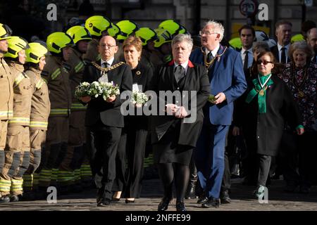 Edinburgh, Schottland, Großbritannien. 17. Februar 2023 Die Öffentlichkeit und die Feuerwehrleute erweisen heute bei der Beerdigung des Feuerwehrmanns Barry Martin in der St. Giles Cathedral auf der Royal Mile in Edinburgh Respekt. Herr Martin starb nach einem Brand im ehemaligen Jenners-Kaufhaus, das zum Zeitpunkt des Brandes neu entwickelt wurde. Ministerpräsident Nicola Sturgeon kommt mit einer Beerdigungsfeier, um den Kranz abzuliefern. Iain Masterton/Alamy Live News Stockfoto