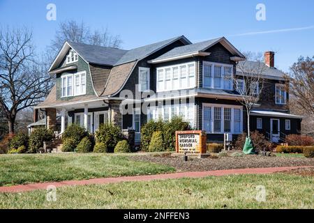 HICKORY, NC, USA - 14. FEBRUAR 2023: Historisches holländisches Haus im Stil der Wiedergeburt im Stil der niederländischen Kolonialzeit im Shuford Memorial Garden. Stockfoto