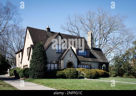 HICKORY, NC, USA-14 FEB 2023: Elegantes Haus im Rock and Stucco Cottage Stil nahe Downtown. Sonniger, blauer Himmel. Stockfoto