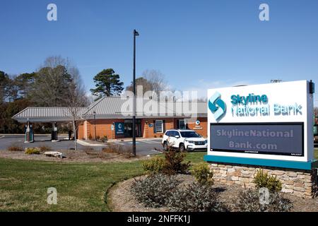 HICKORY, NC, USA-14. FEBRUAR 2023: Skyline National Bank, Zweigstelle der Bank mit Sitz in Virginia. Schild für Gebäude, Drive-in und Denkmal. Stockfoto