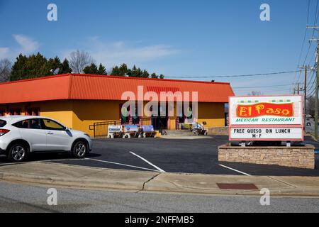 HICKORY, NC, USA-14. FEBRUAR 2023: El Paso Mexican Restaurant am NC 127 in North Hickory. Gebäude, Denkmalschild, Parkplatz. Stockfoto