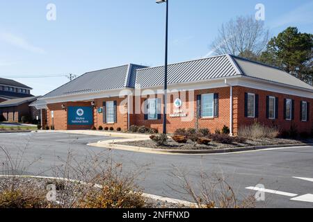 HICKORY, NC, USA-14. FEBRUAR 2023: Skyline National Bank, Zweigstelle der Bank mit Sitz in Virginia. Stockfoto