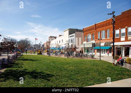 HICKORY, NC, USA-14. FEBRUAR 2023: Downtown plaza mit Outdoor-Restaurants, Einkaufsmöglichkeiten, Grünflächen, Schaufenstern, an sonnigen Wintertagen. Stockfoto