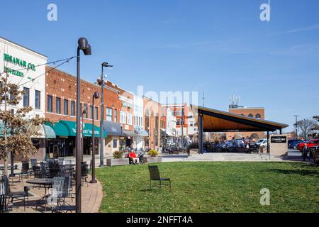 HICKORY, NC, USA-14. FEBRUAR 2023: Downtown plaza mit Outdoor-Restaurants, Einkaufsmöglichkeiten, Grünflächen, Schaufenstern, an sonnigen Wintertagen. Stockfoto