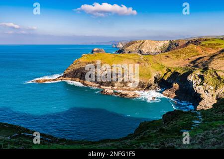 Tintagel Haven aus Tintagel Island, Tintagel, Cornwall, Großbritannien Stockfoto