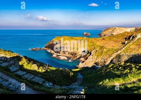 Blick über Tintagel Haven von Tintagel Island, Tintagel, Cornwall, Großbritannien Stockfoto