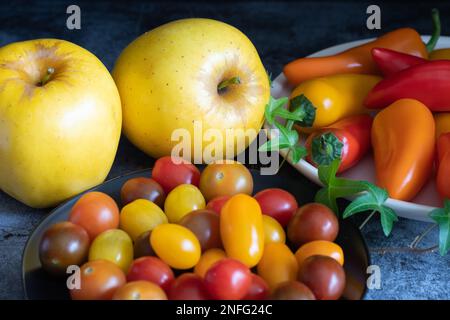 Helles und farbenfrohes Gemüse und Obst auf dem Küchentisch. Stockfoto