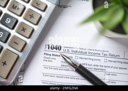 Steuererklärungsformulare für Finanzzeiten mit Stift und Taschenrechner Stockfoto