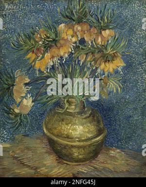 Kaiserliche Fritillaren in einer Kupfervase Stockfoto