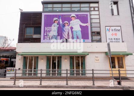 Seoul, Südkorea. 17. Februar 2023. In Seoul, Südkorea, ist ein Café zu Ehren des Geburtstags von BTS-Mitglied J-Hope zu sehen. J-Hope wird am 18. Februar 2023 29. Kredit: Lee Jae-Won/AFLO/Alamy Live News Stockfoto
