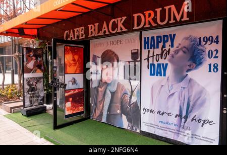 Seoul, Südkorea. 17. Februar 2023. In Seoul, Südkorea, ist ein Café zu Ehren des Geburtstags von BTS-Mitglied J-Hope zu sehen. J-Hope wird am 18. Februar 2023 29. Kredit: Lee Jae-Won/AFLO/Alamy Live News Stockfoto